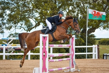 Neve Gill secures top spot in the NAF Five Star Silver League Qualifier at Vale View Equestrian 